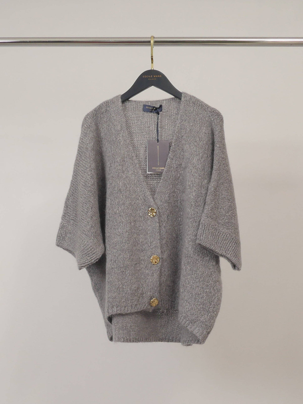Gilet ample en mohair à manches courtes, boutons dorés – MCL23059