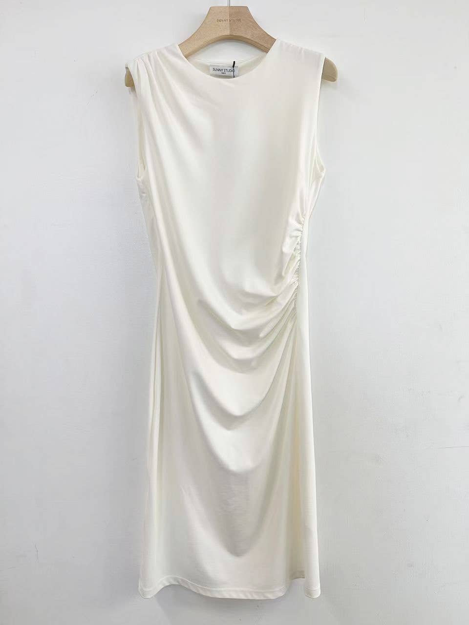 Robe élégante avec drapé latéral