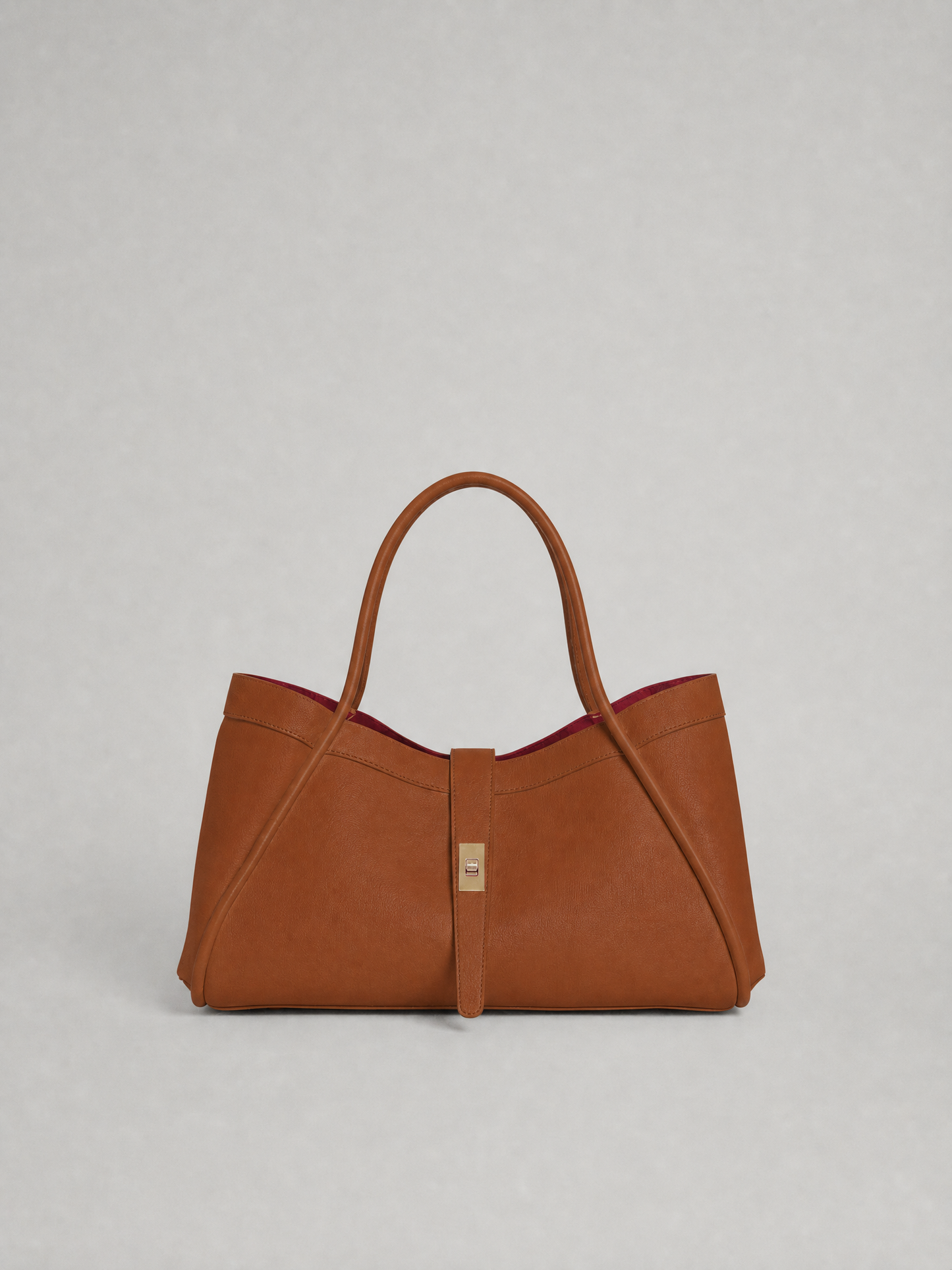 Le sac en cuir de taille moyenne allie élégance et praticité 34x20x15