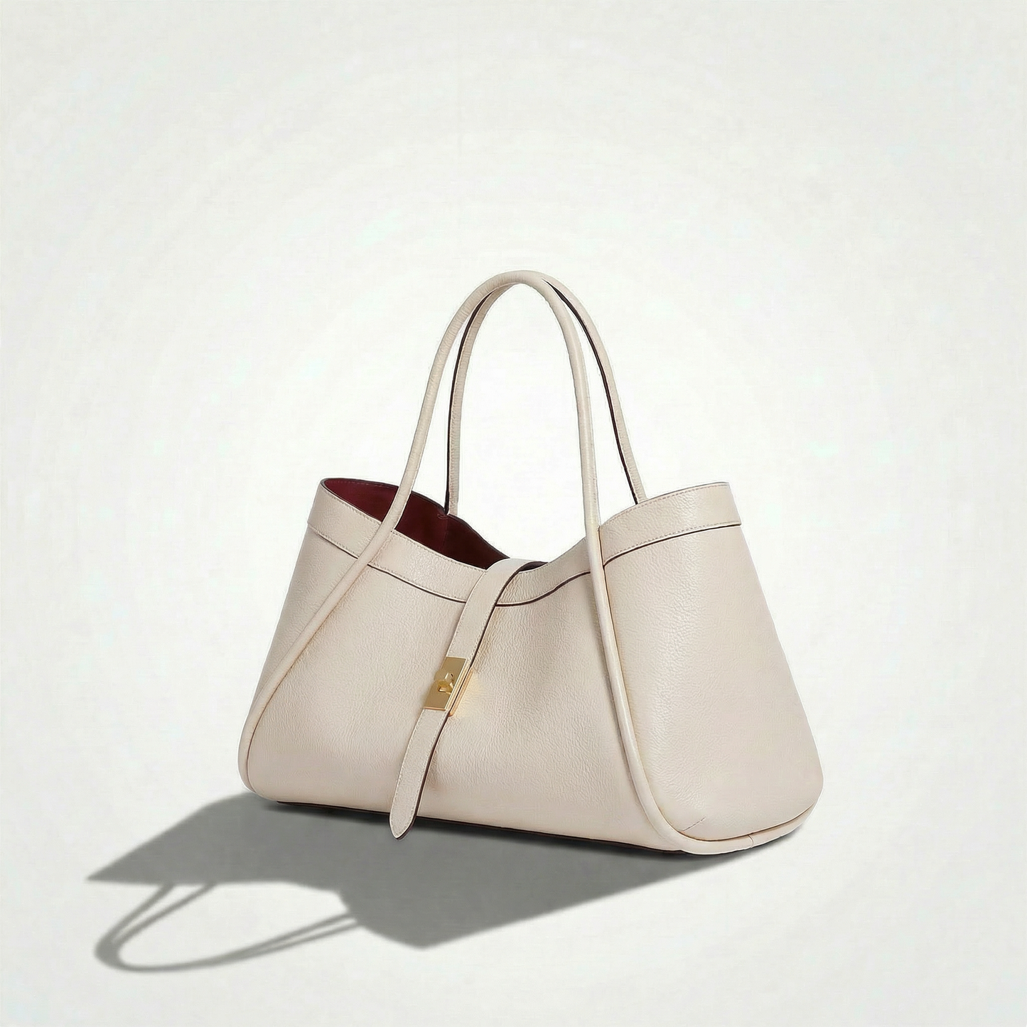 Le sac en cuir de taille moyenne allie élégance et praticité 34x20x15