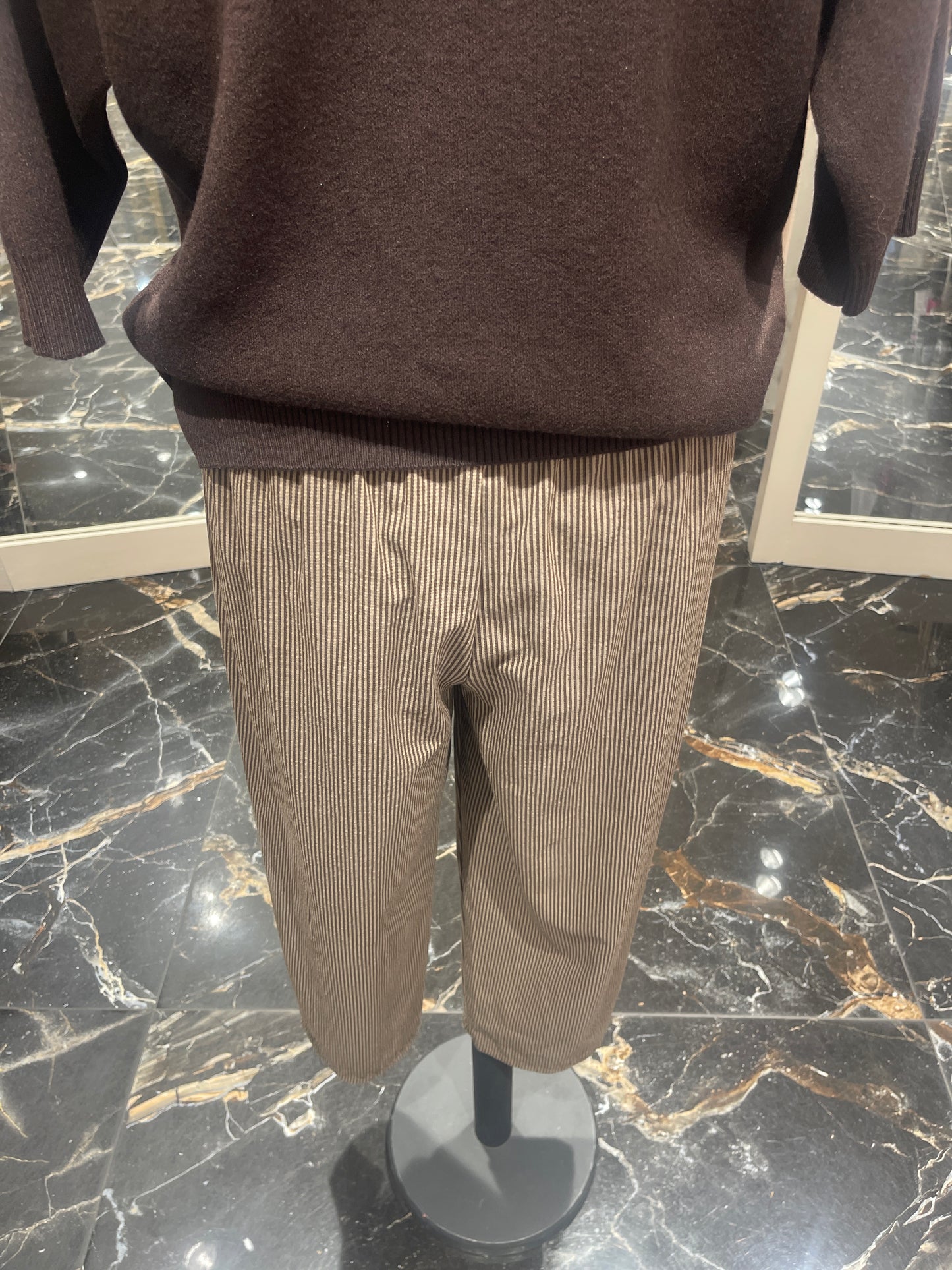 Pantalon à rayure beige et chocolat.