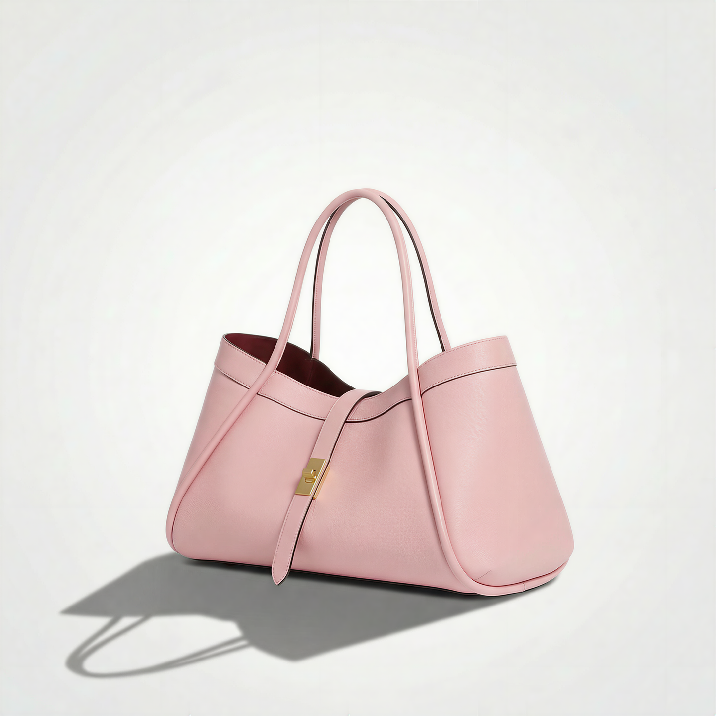 Le sac en cuir de taille moyenne allie élégance et praticité 34x20x15