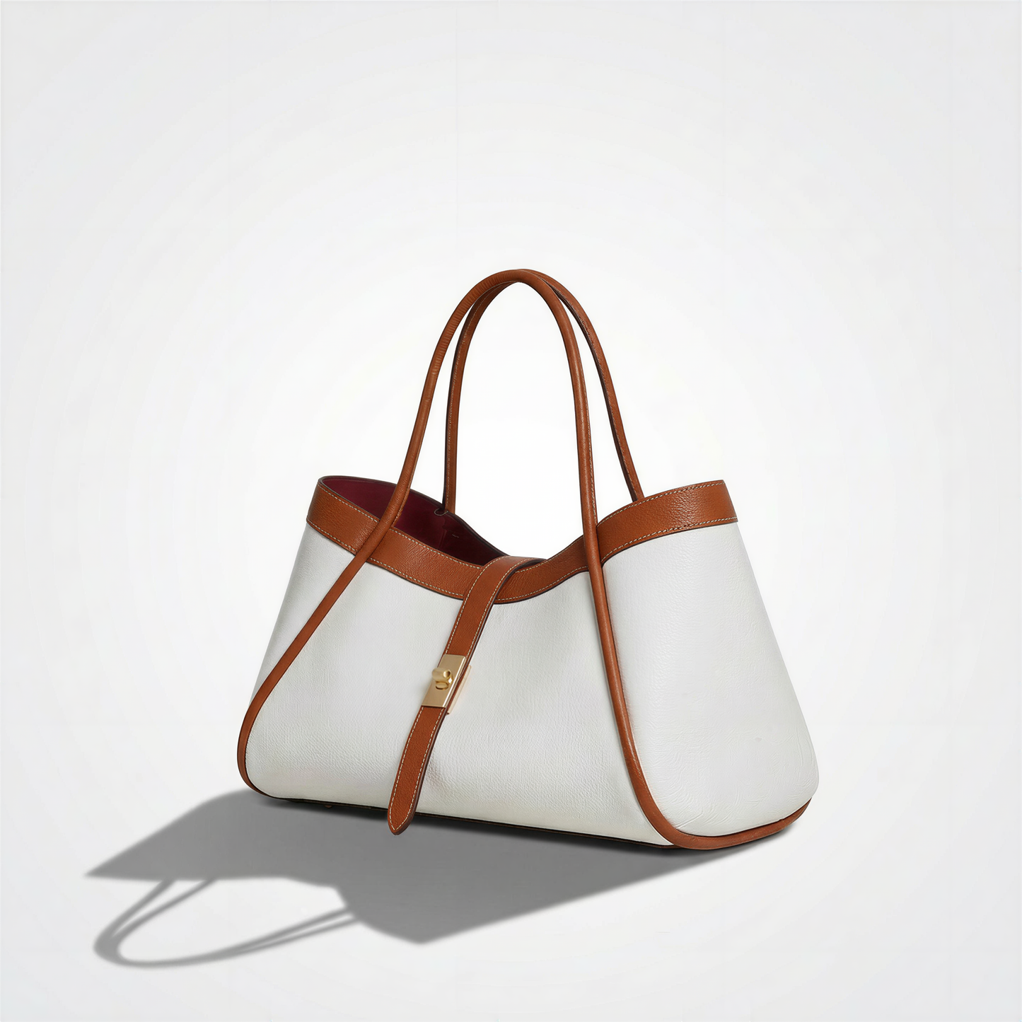 Le sac en cuir de taille moyenne allie élégance et praticité 34x20x15