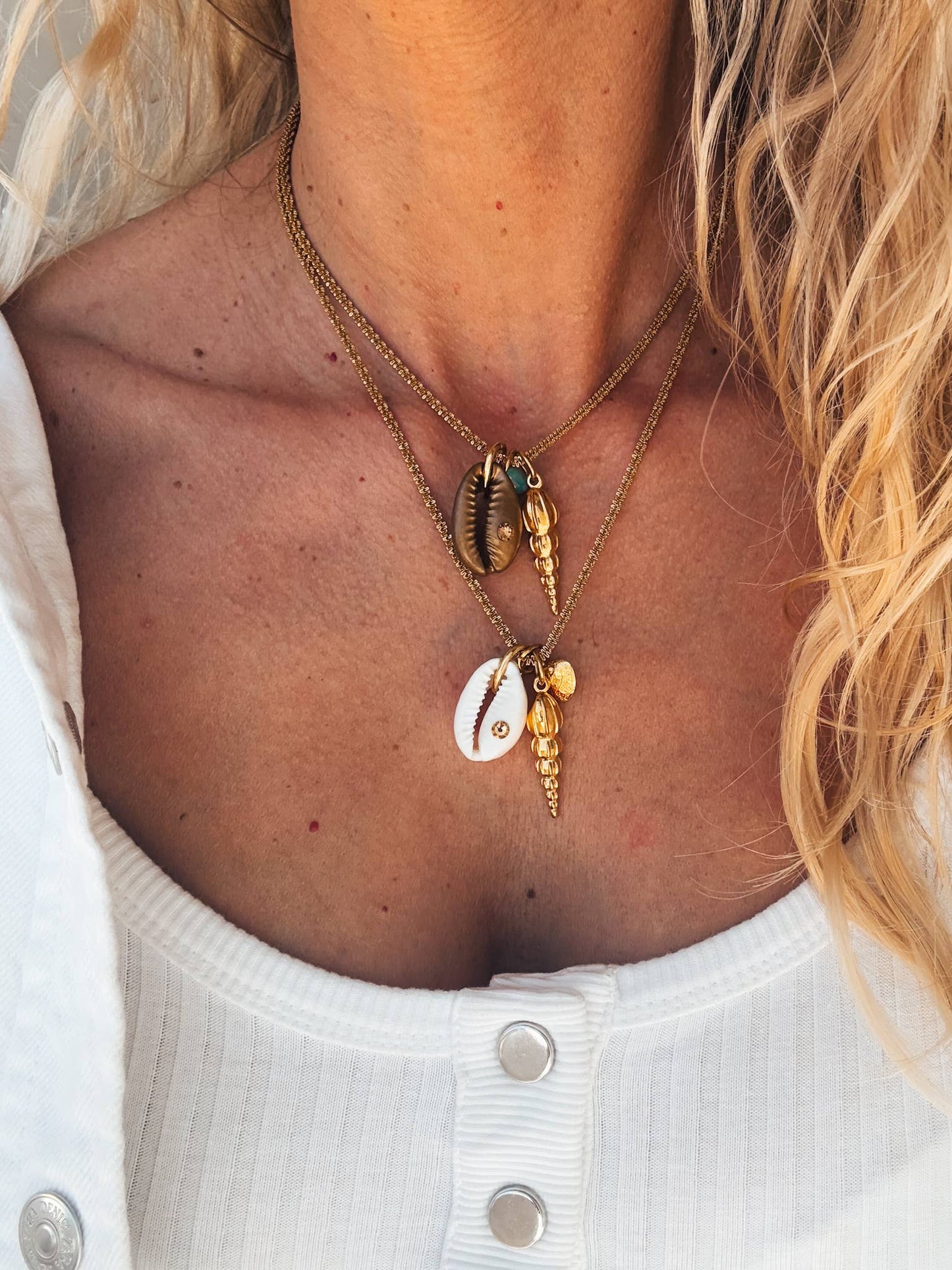 Collier chaîne fine dorée avec pendentifs coquillages d'été: Blanc