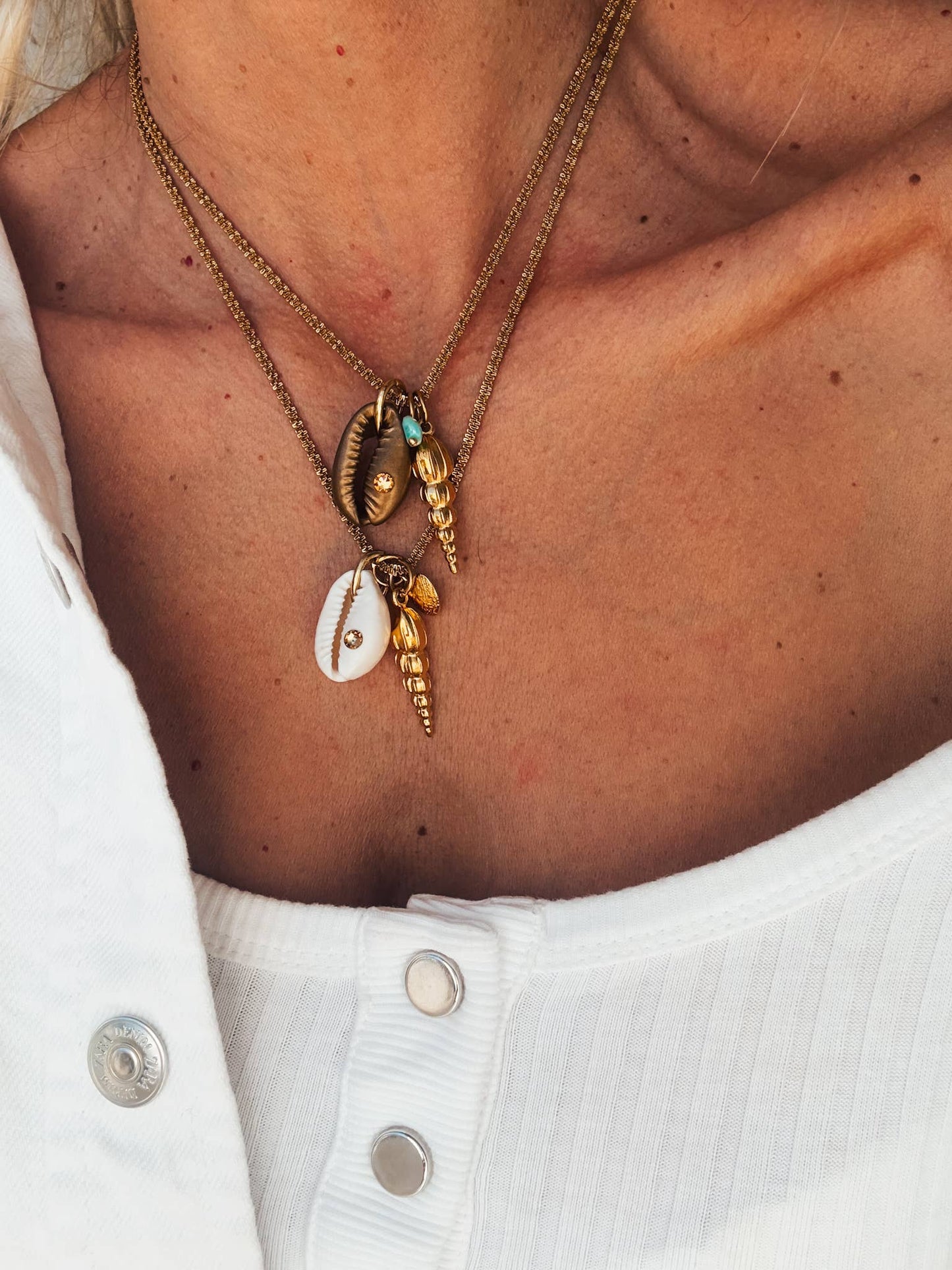 Collier chaîne fine dorée avec pendentifs coquillages d'été: Blanc