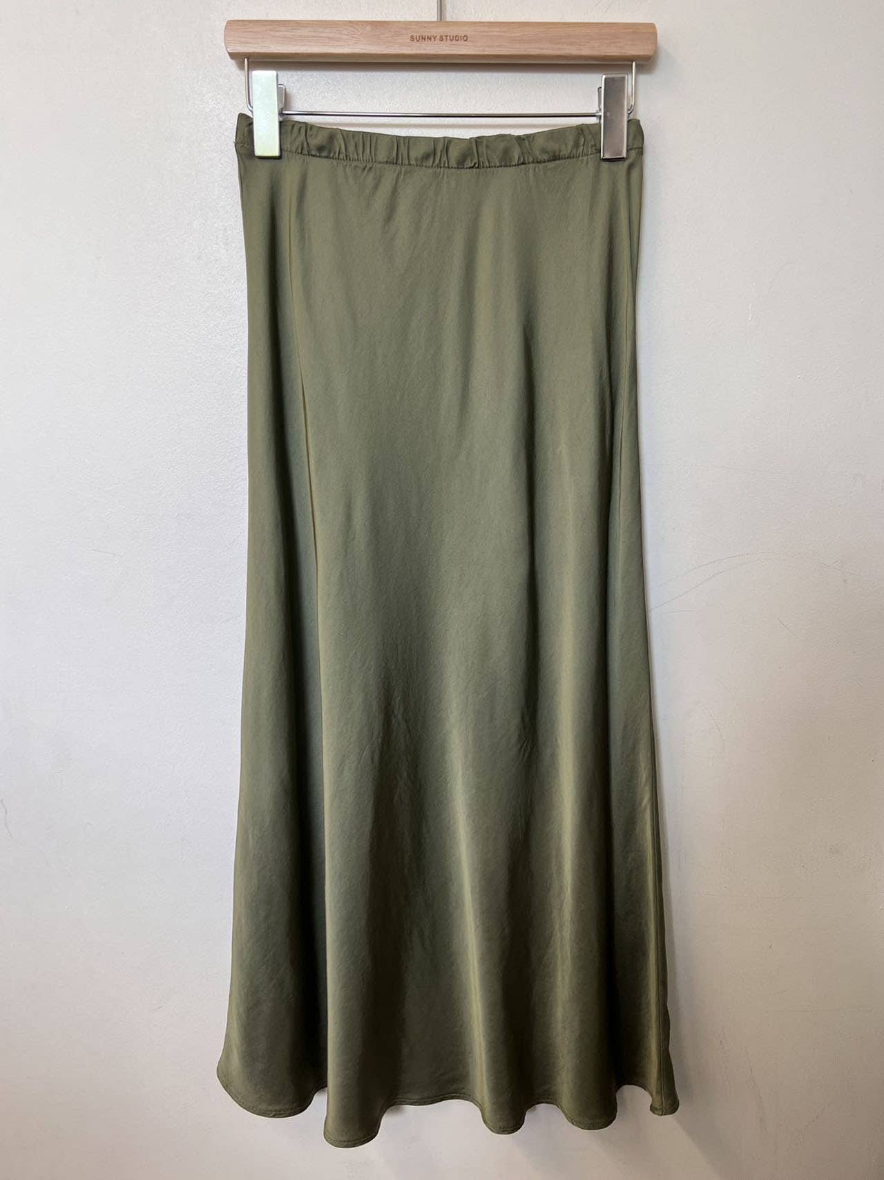 Jupe satin mi-longue évasée