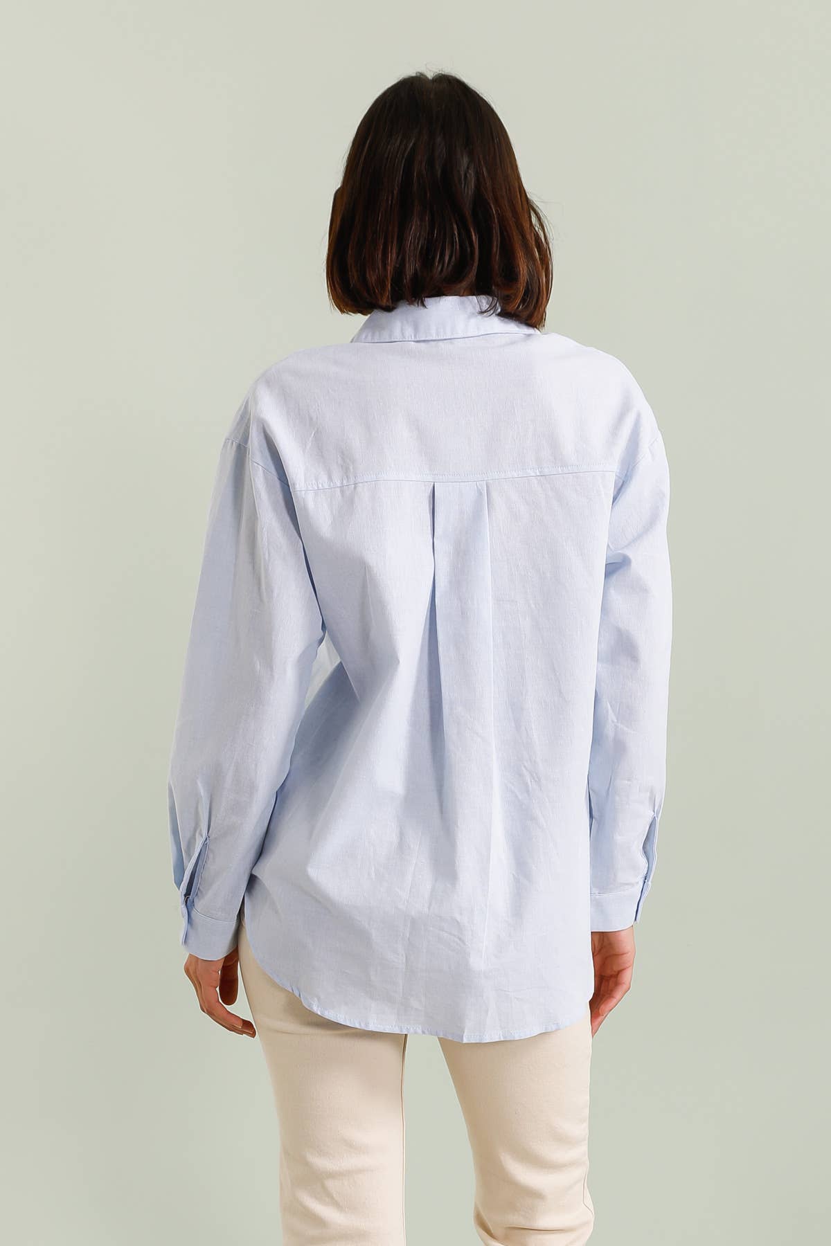 Chemise en Cotton, L’inattendu d’un bouton fleuri -