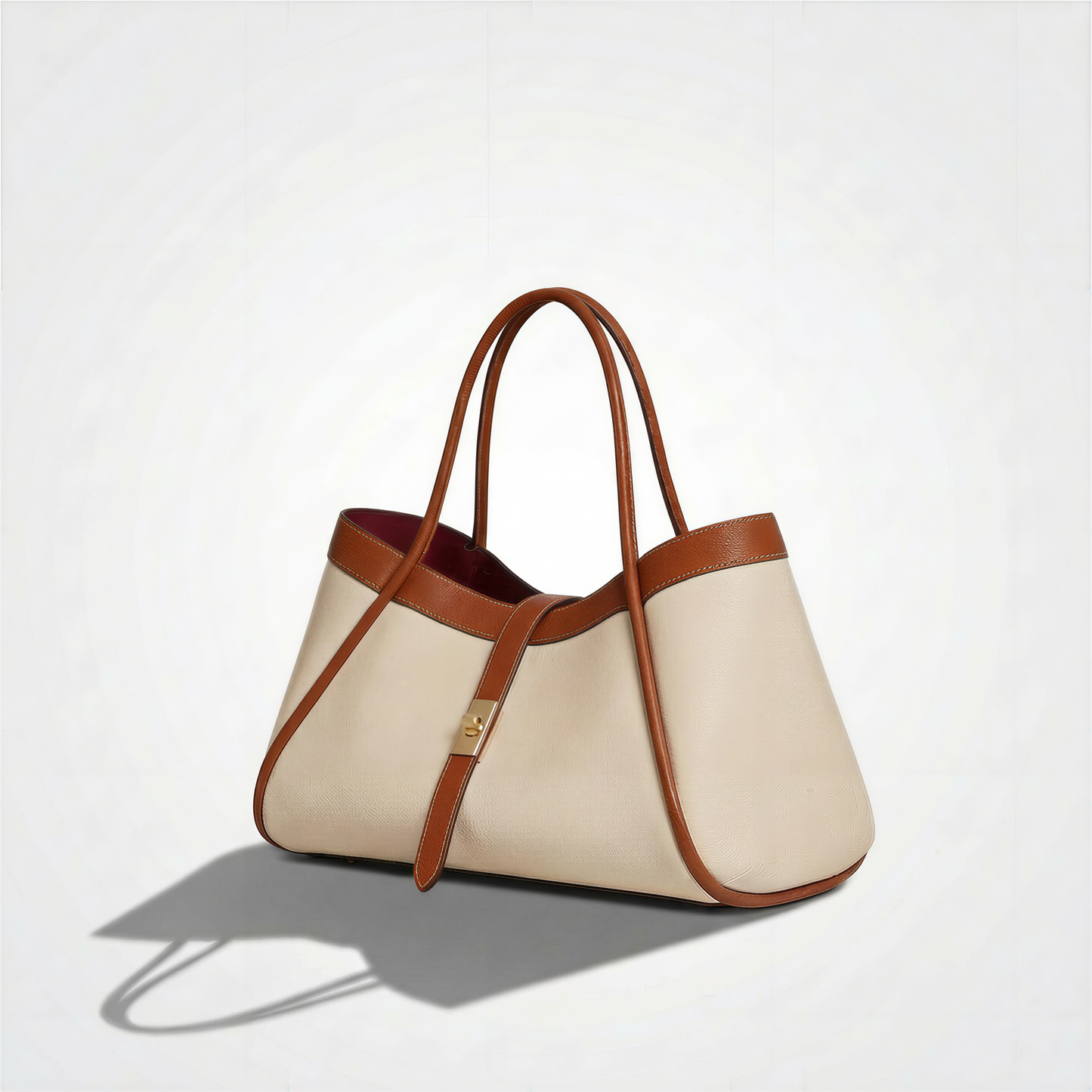 Le sac en cuir de taille moyenne allie élégance et praticité 34x20x15