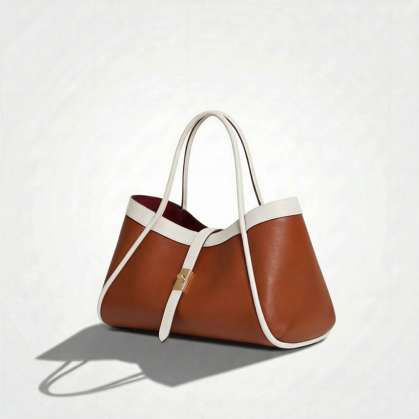 Le sac en cuir de taille moyenne allie élégance et praticité 34x20x15