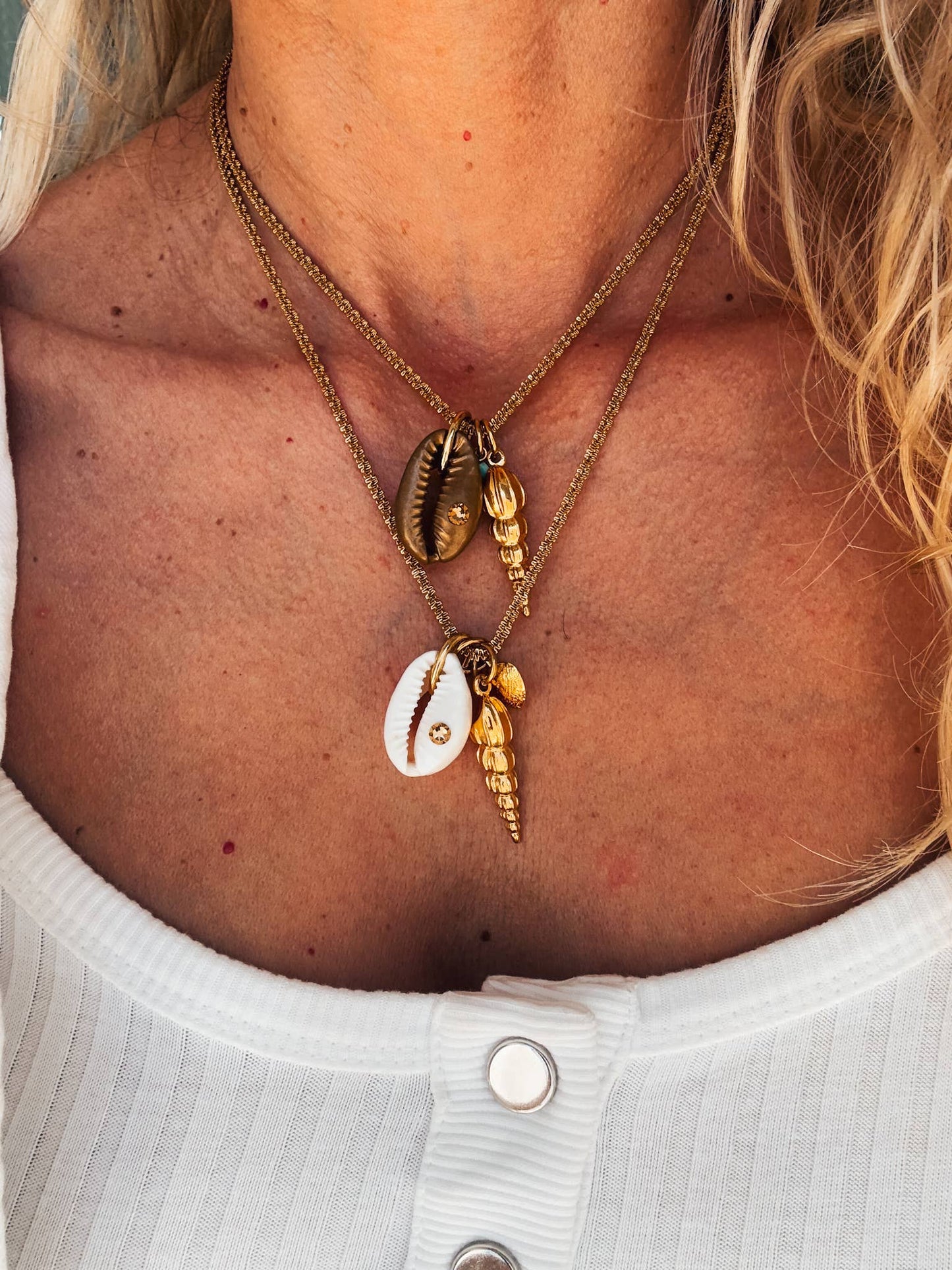 Collier chaîne fine dorée avec pendentifs coquillages d'été: Blanc