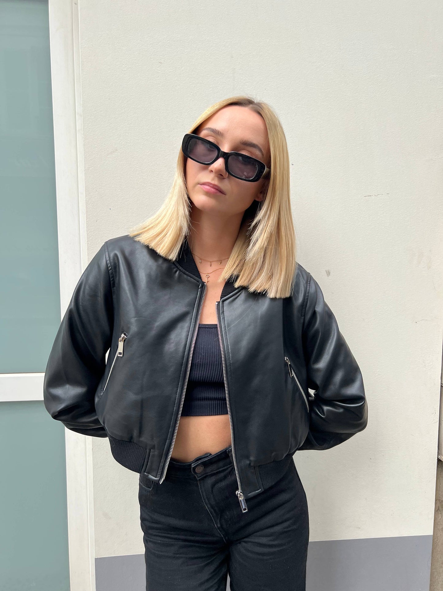 BOMBER COURT EN SIMILICUIR: Black