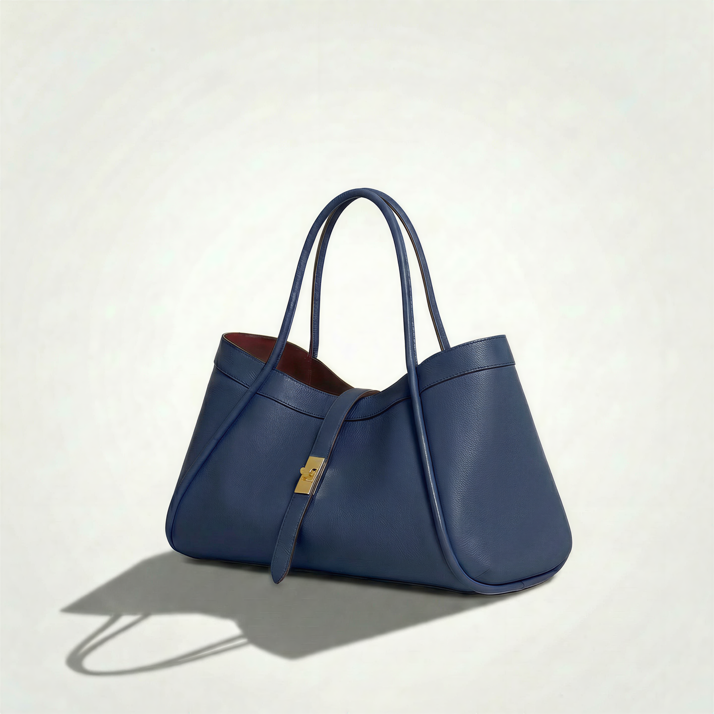 Le sac en cuir de taille moyenne allie élégance et praticité 34x20x15