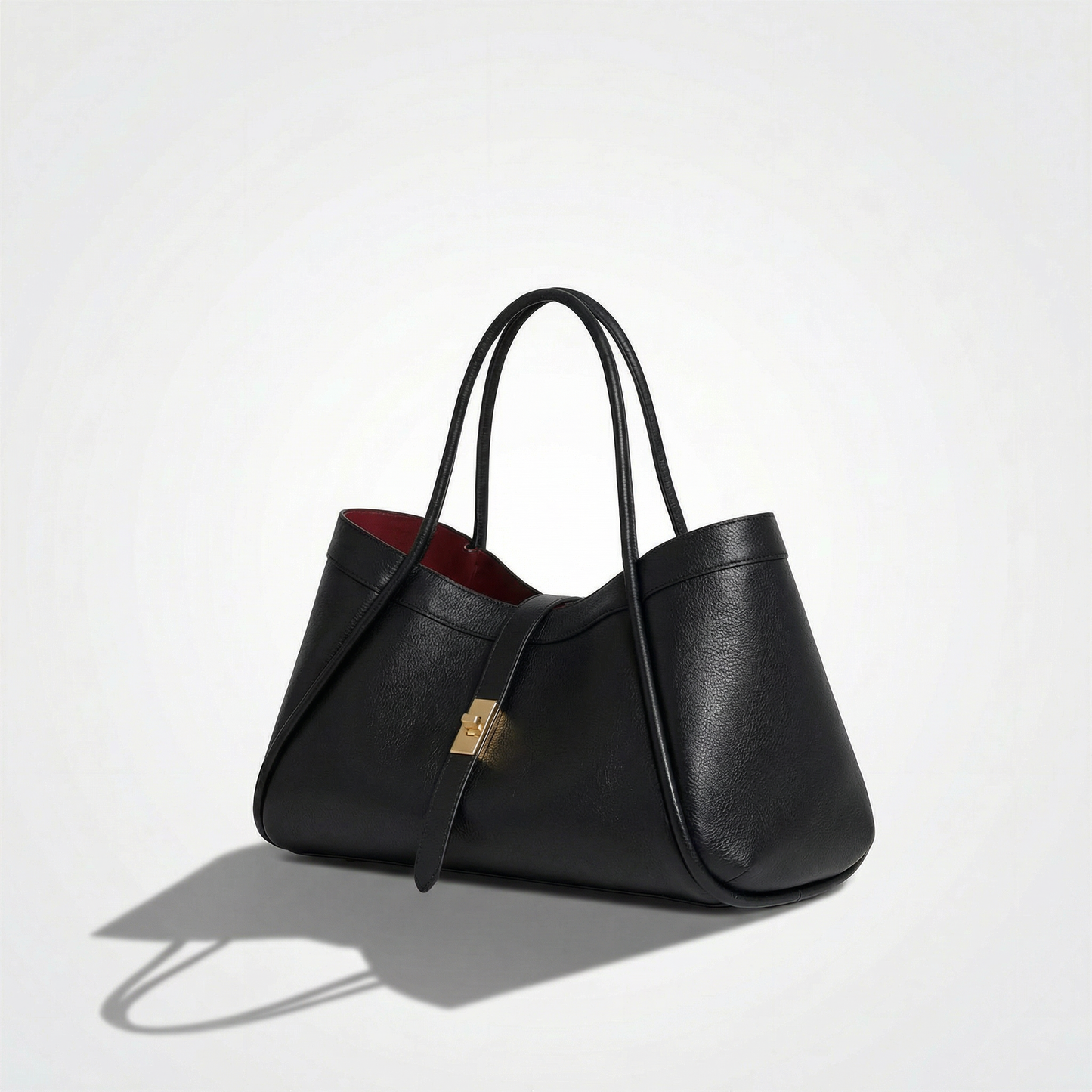 Le sac en cuir de taille moyenne allie élégance et praticité 34x20x15