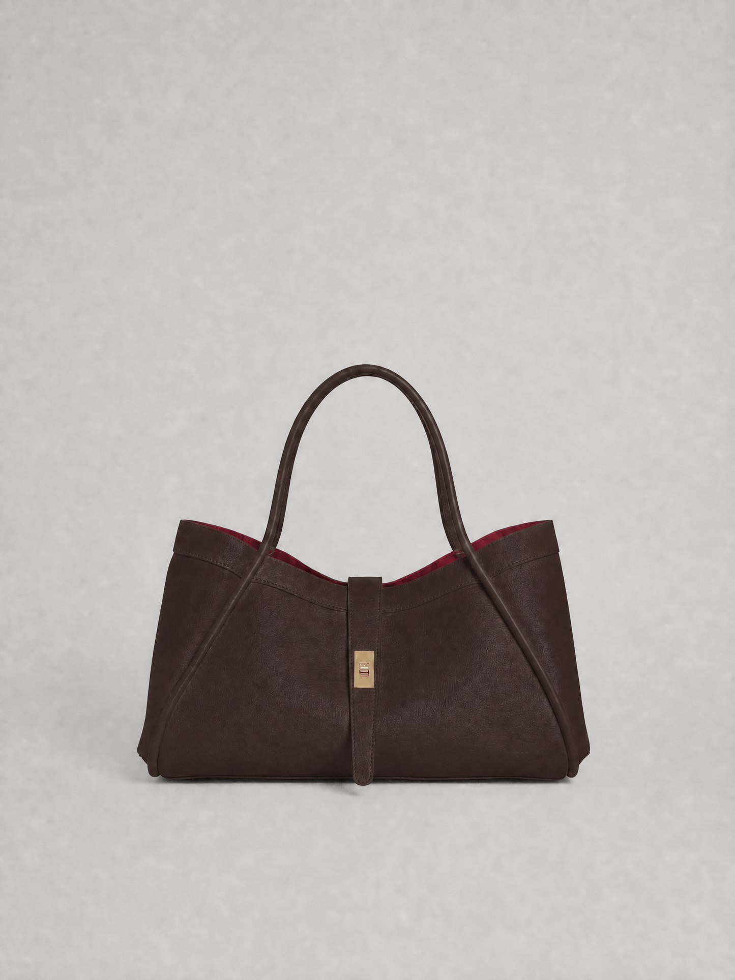Le sac en cuir de taille moyenne allie élégance et praticité 34x20x15