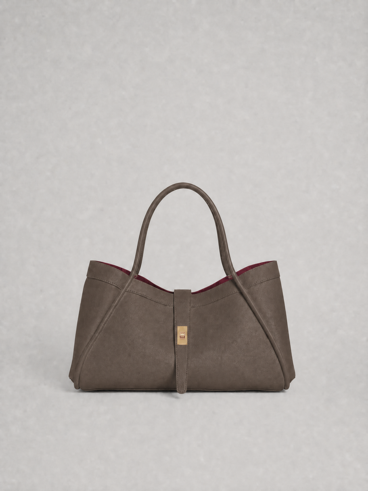 Le sac en cuir de taille moyenne allie élégance et praticité 34x20x15
