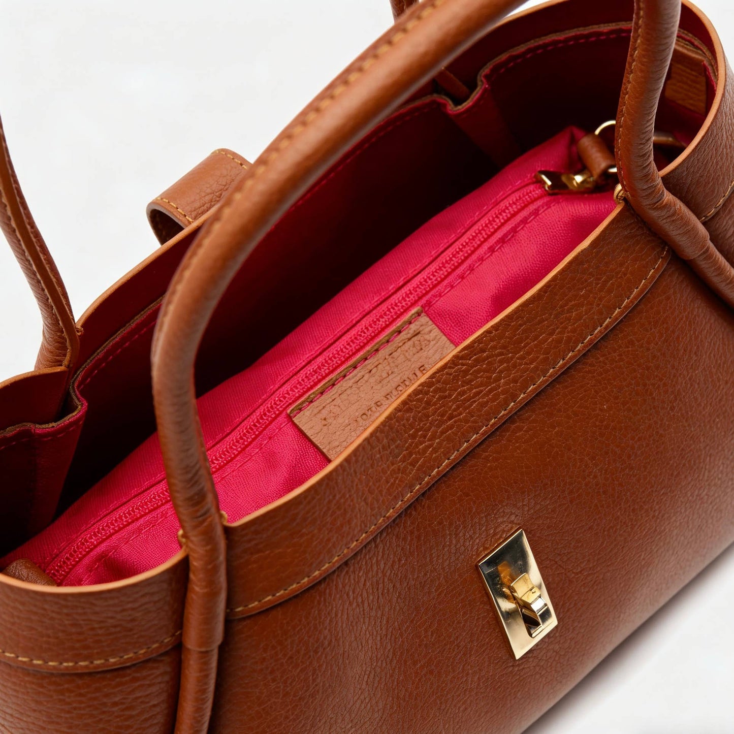 Le sac en cuir de taille moyenne allie élégance et praticité 34x20x15