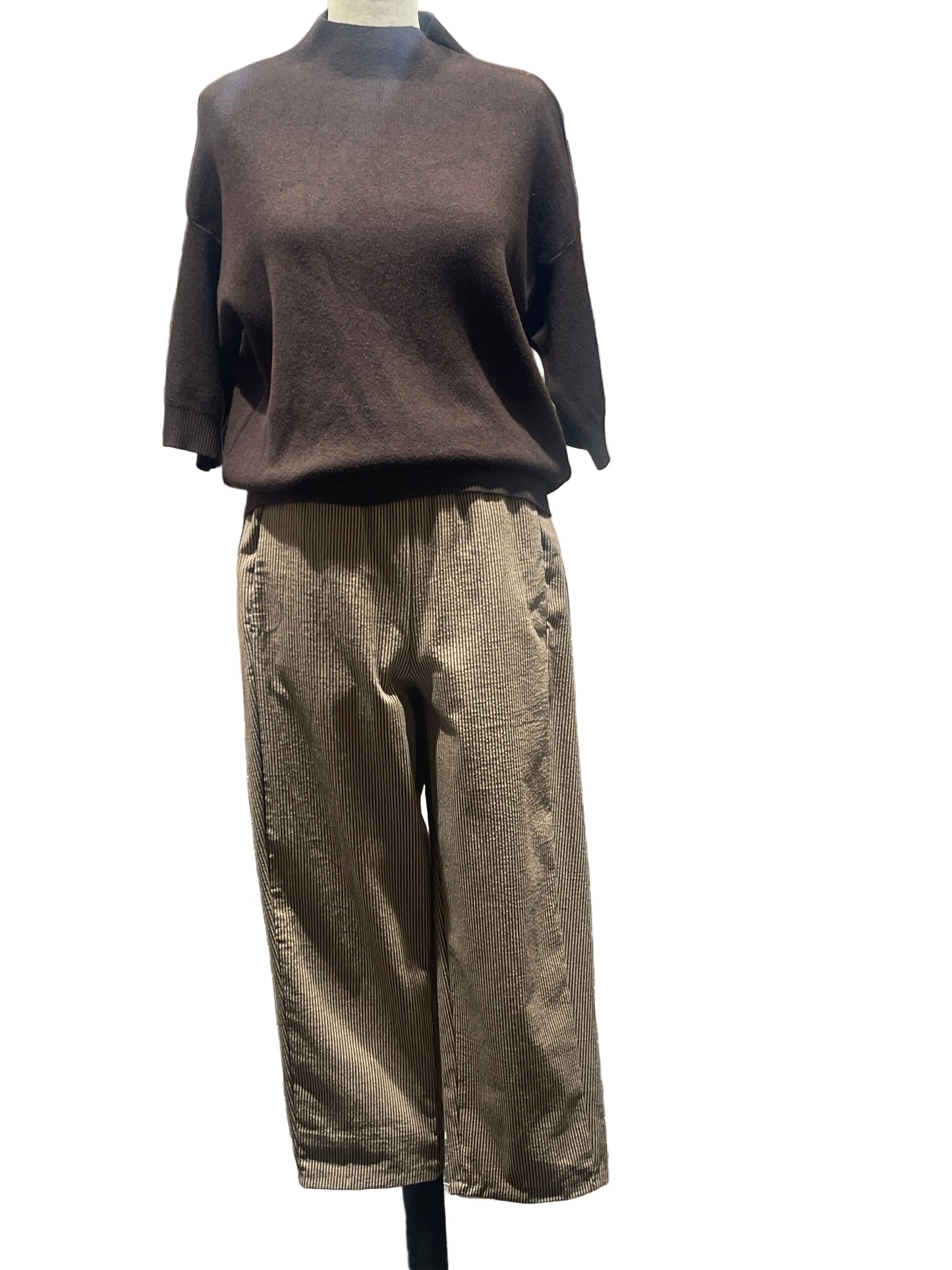 Pantalon à rayure beige et chocolat.