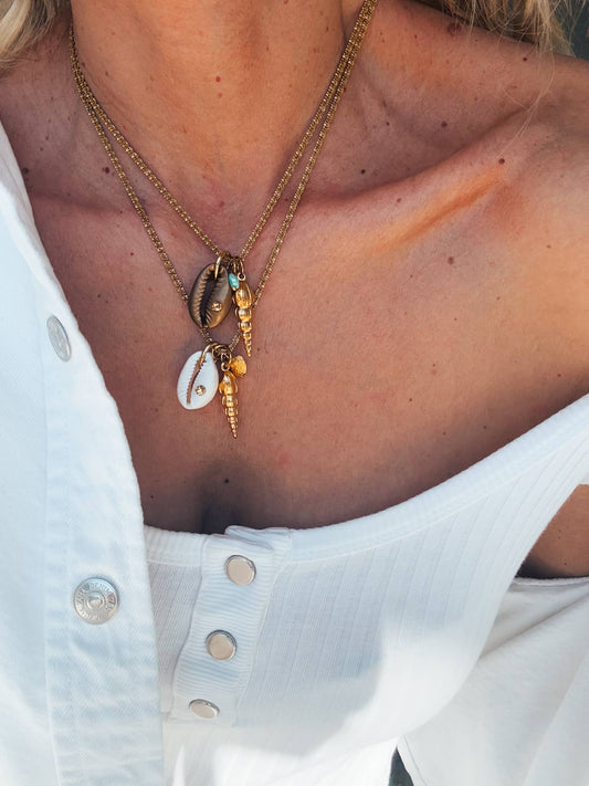 Collier chaîne fine dorée avec pendentifs coquillages d'été: Blanc