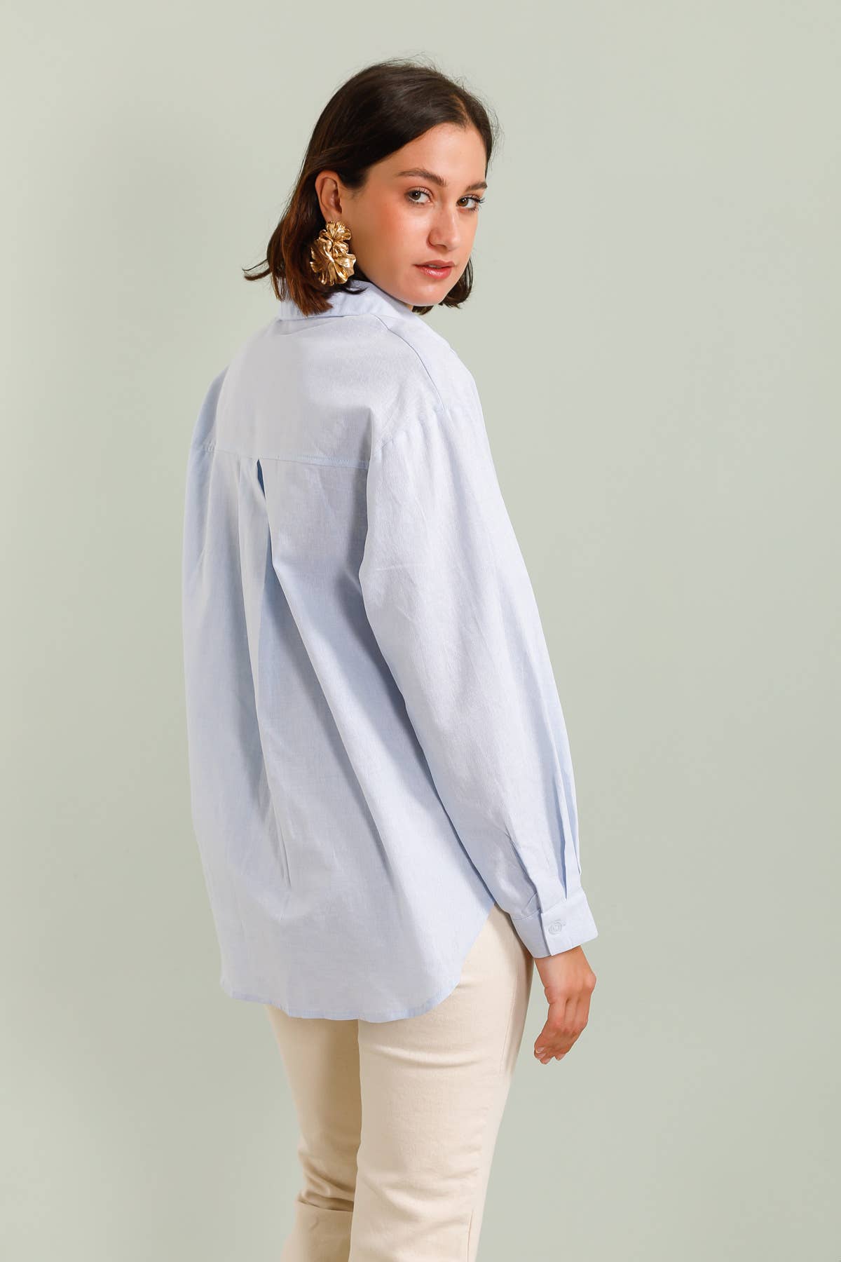 Chemise en Cotton, L’inattendu d’un bouton fleuri -