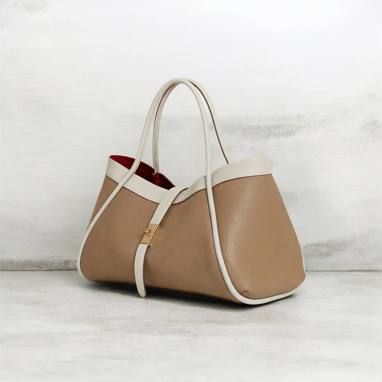 Le sac en cuir de taille moyenne allie élégance et praticité 34x20x15