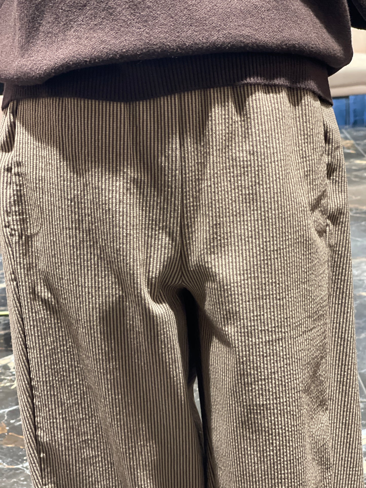 Pantalon à rayure beige et chocolat.