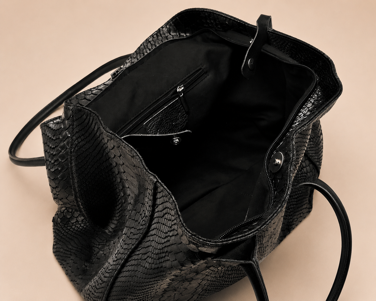 LOLA – Sac en cuir italien embossé python – Black