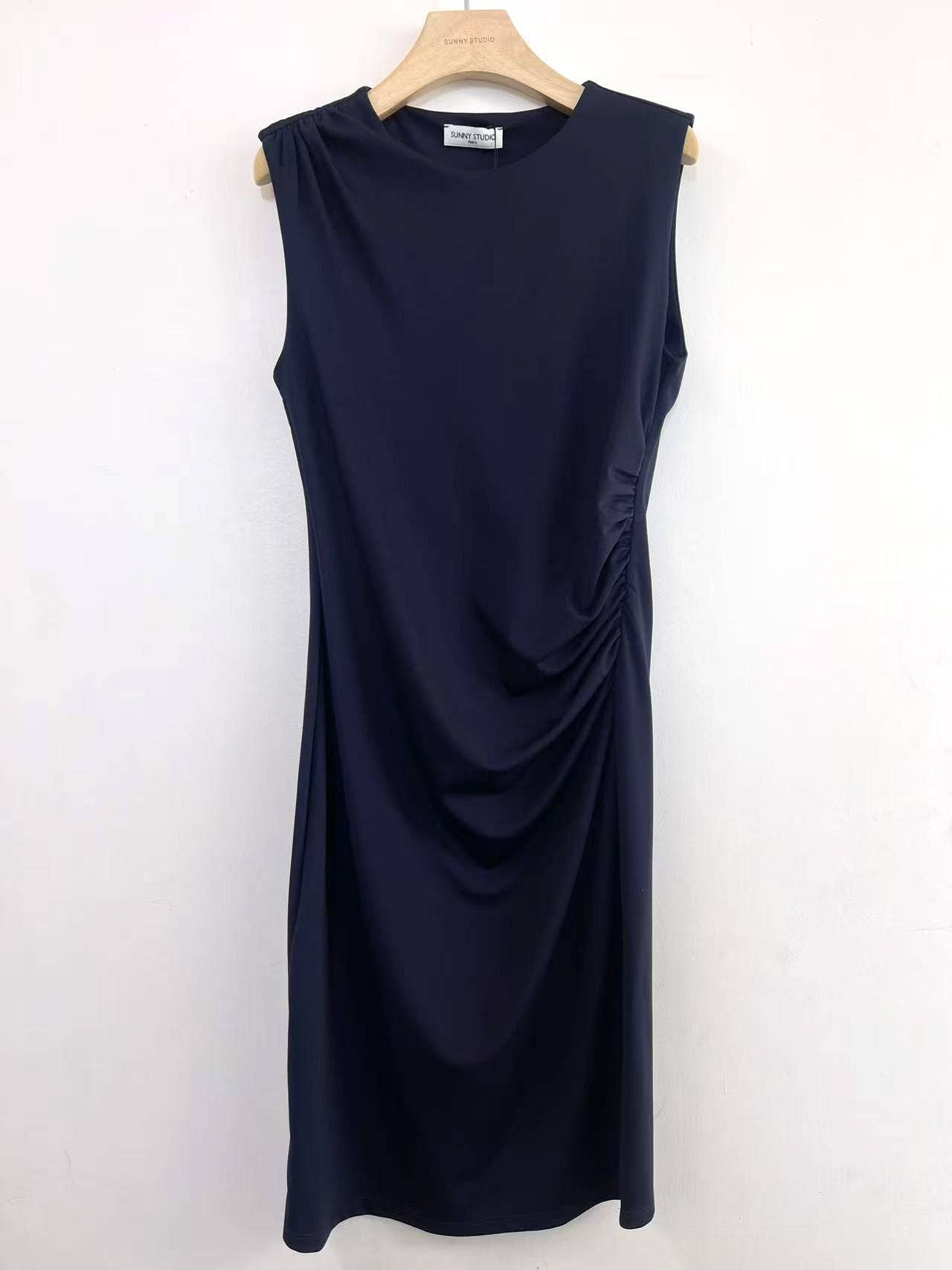 Robe élégante avec drapé latéral