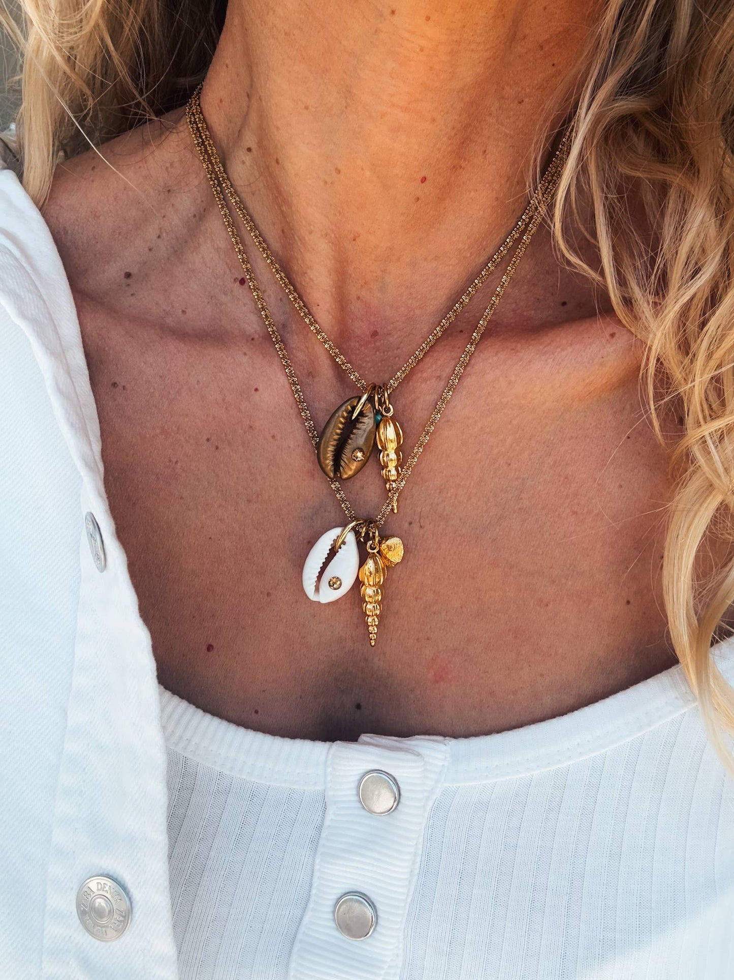 Collier chaîne fine dorée avec pendentifs coquillages d'été: Blanc
