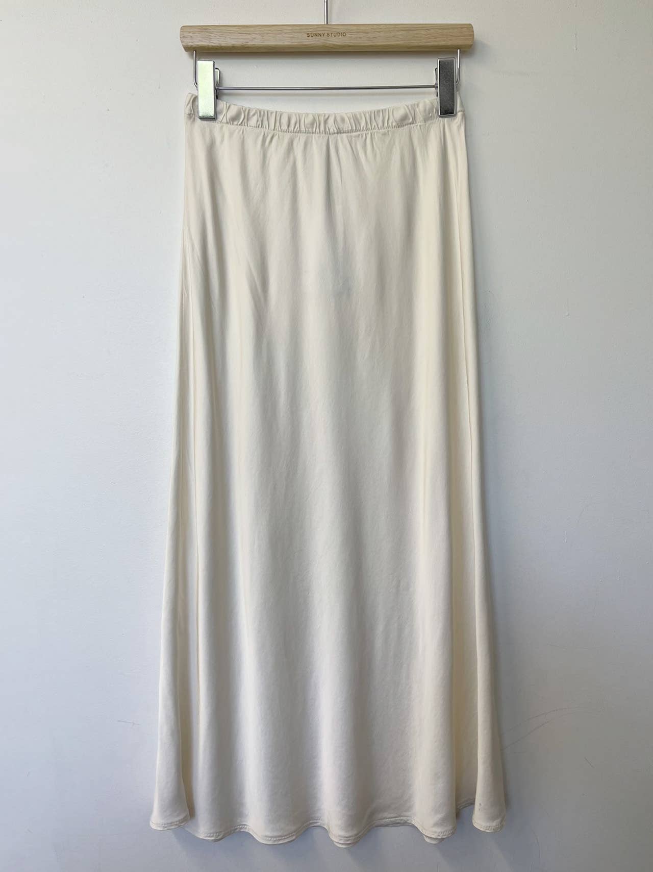 Jupe satin mi-longue évasée