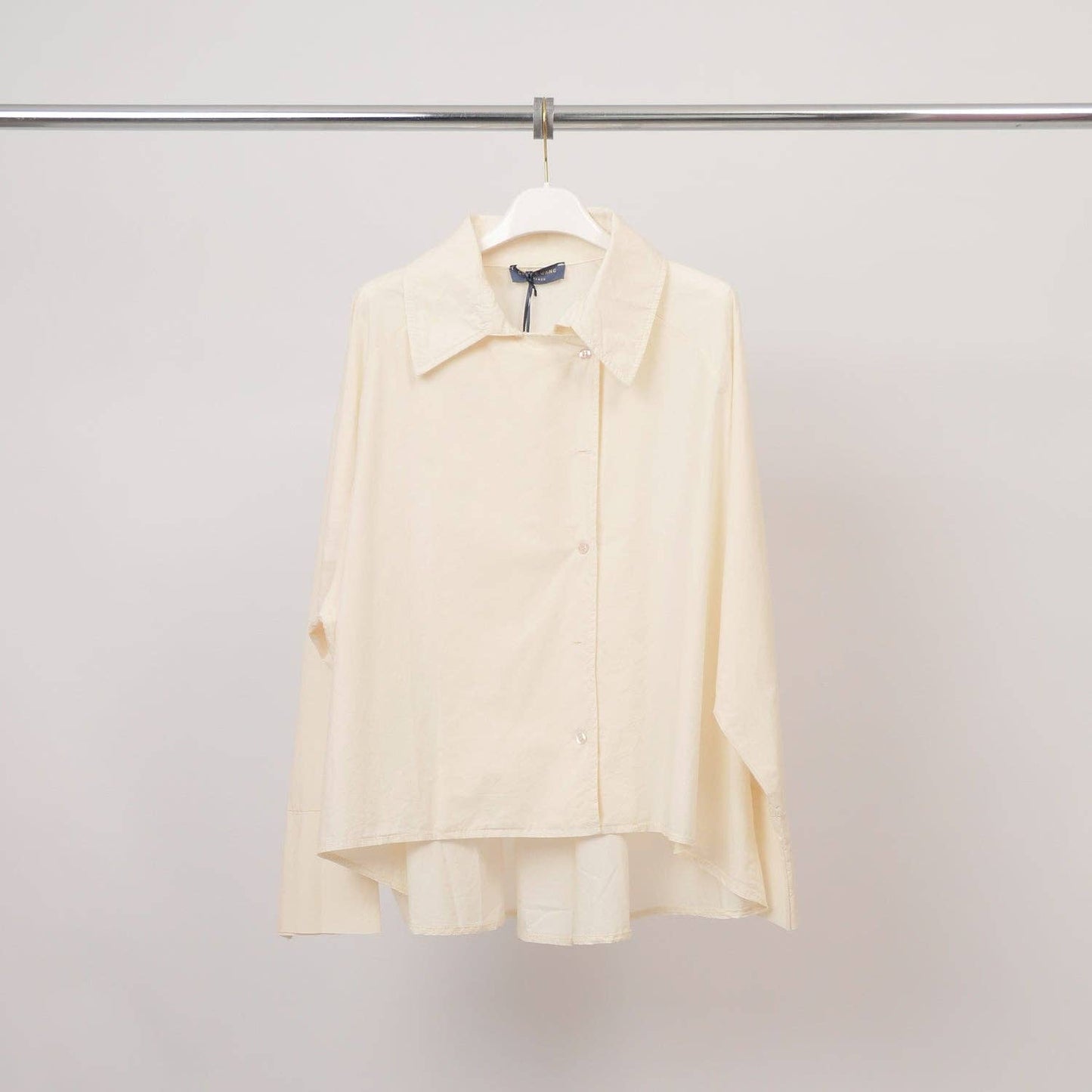 Chemise en coton à boutonnage asymétrique – DB14916: Blanc