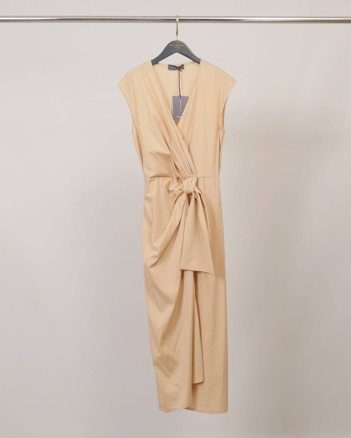 Robe sans manches structurée à taille nouée TDM28526
