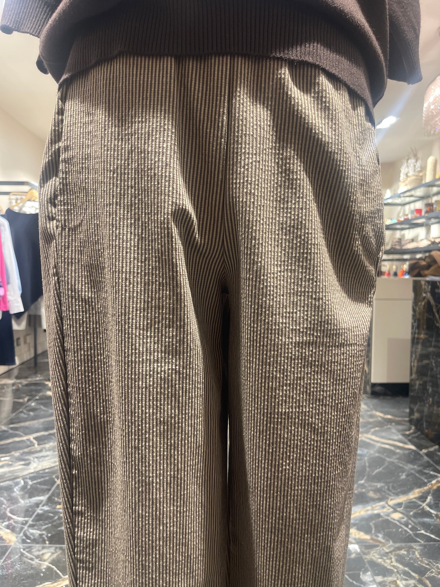 Pantalon à rayure beige et chocolat.