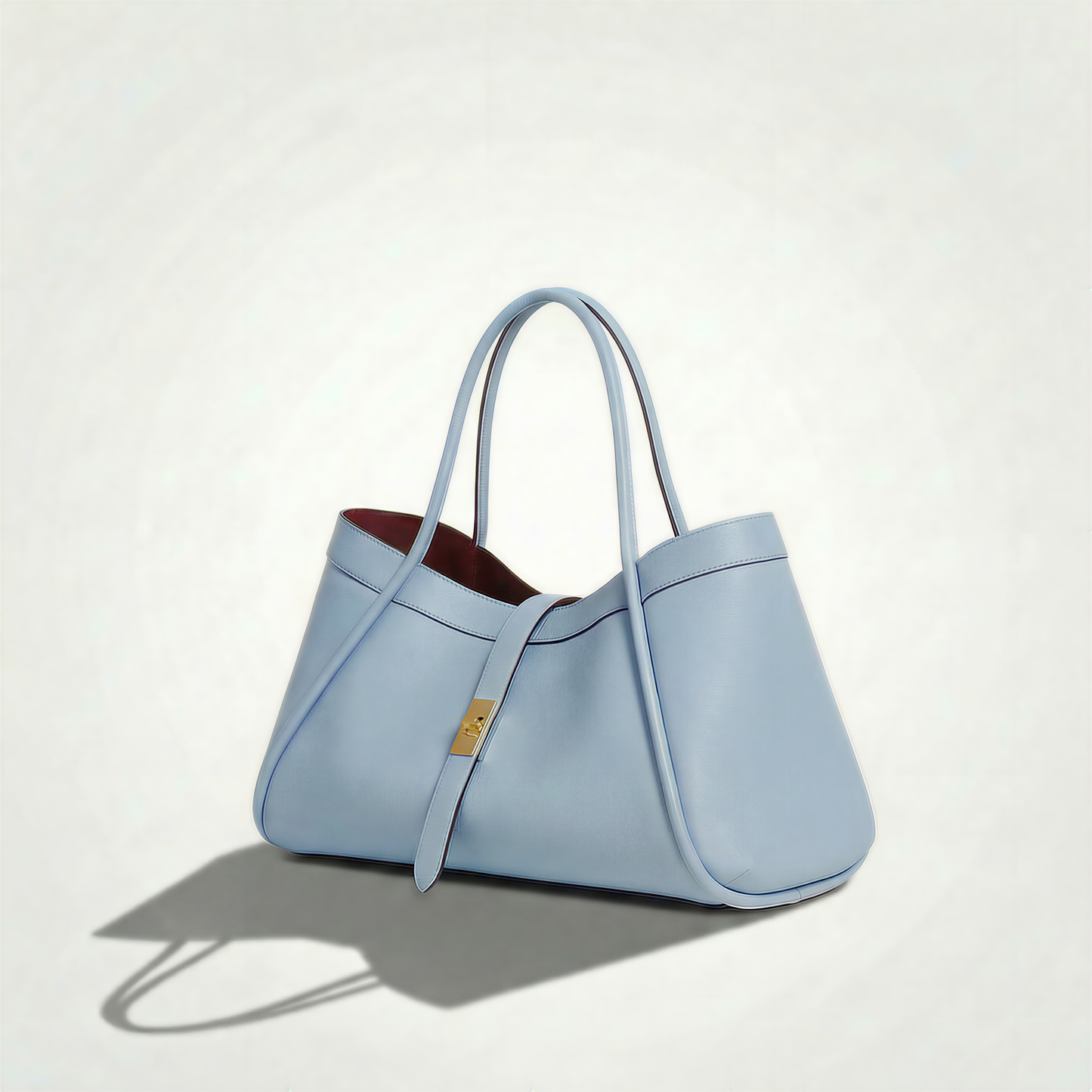 Le sac en cuir de taille moyenne allie élégance et praticité 34x20x15