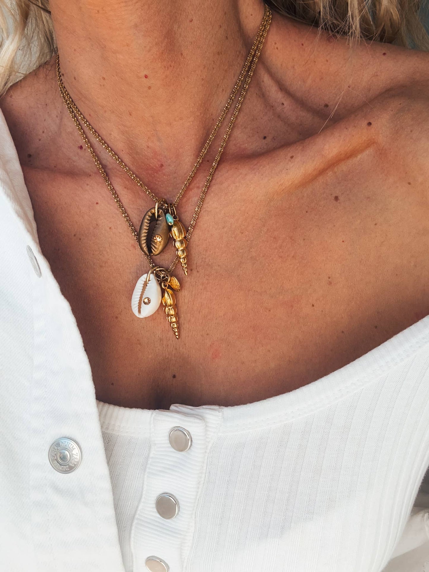 Collier chaîne fine dorée avec pendentifs coquillages d'été: Blanc