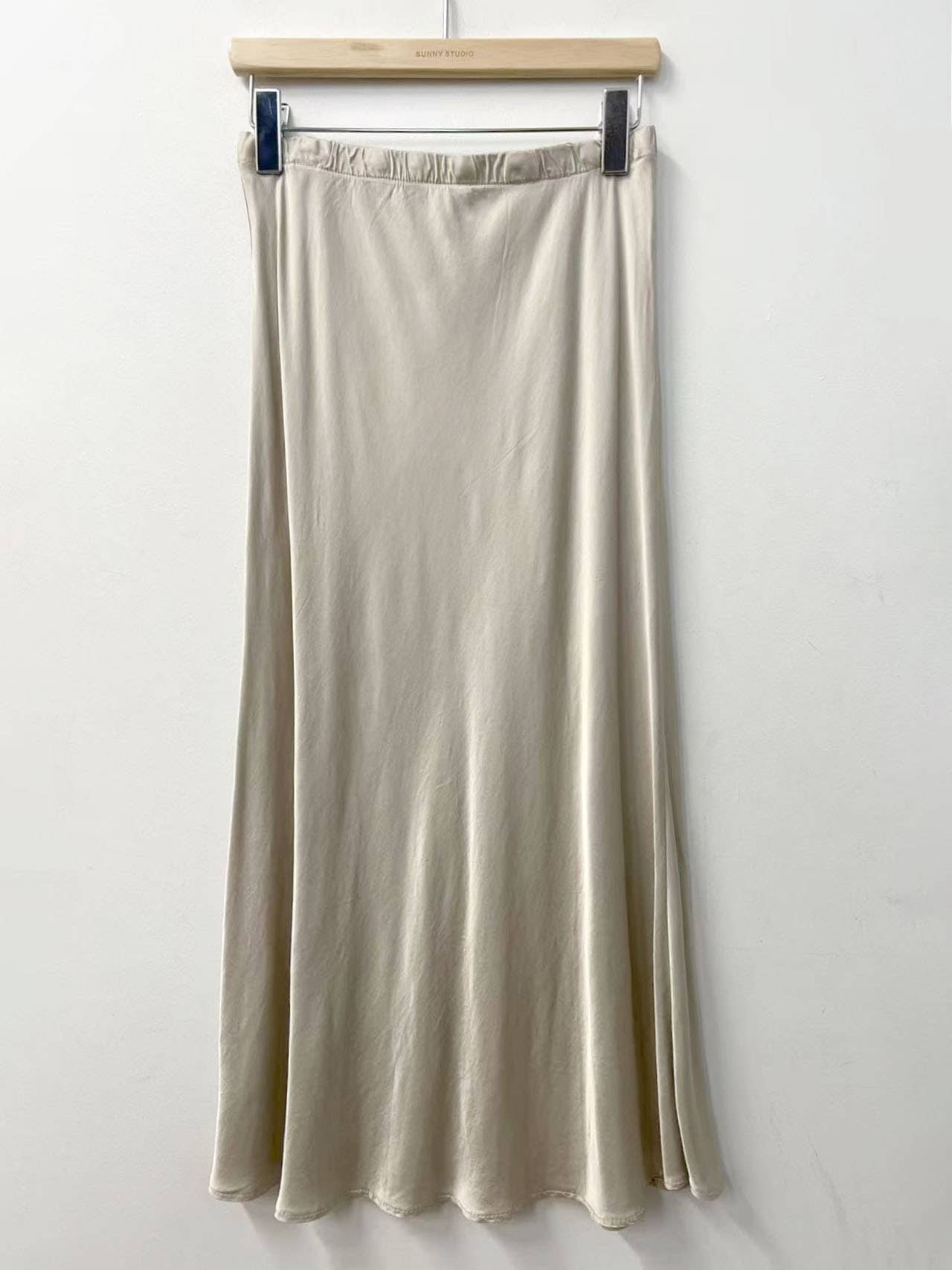 Jupe satin mi-longue évasée