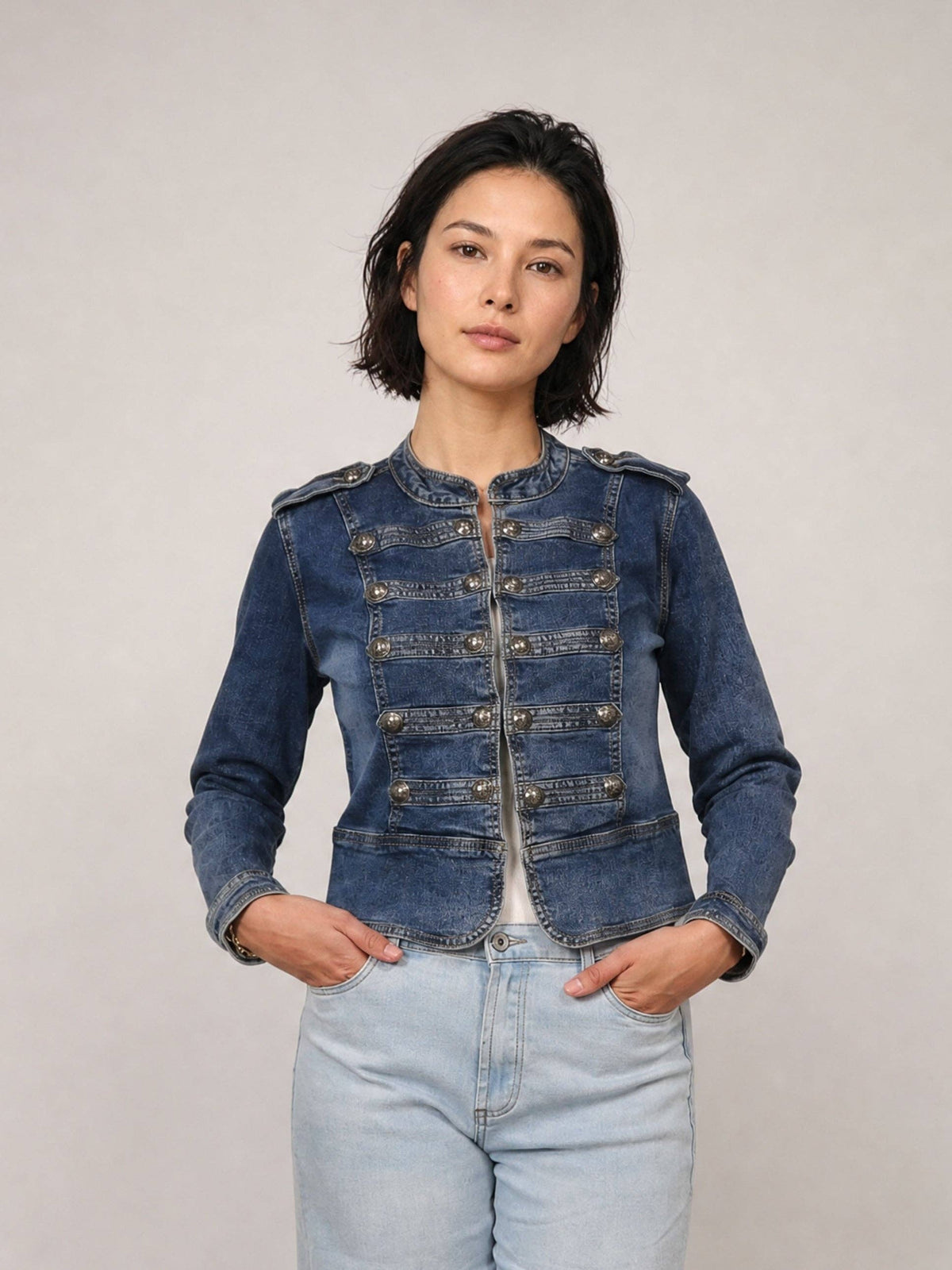 Veste en jean à boutons officier.