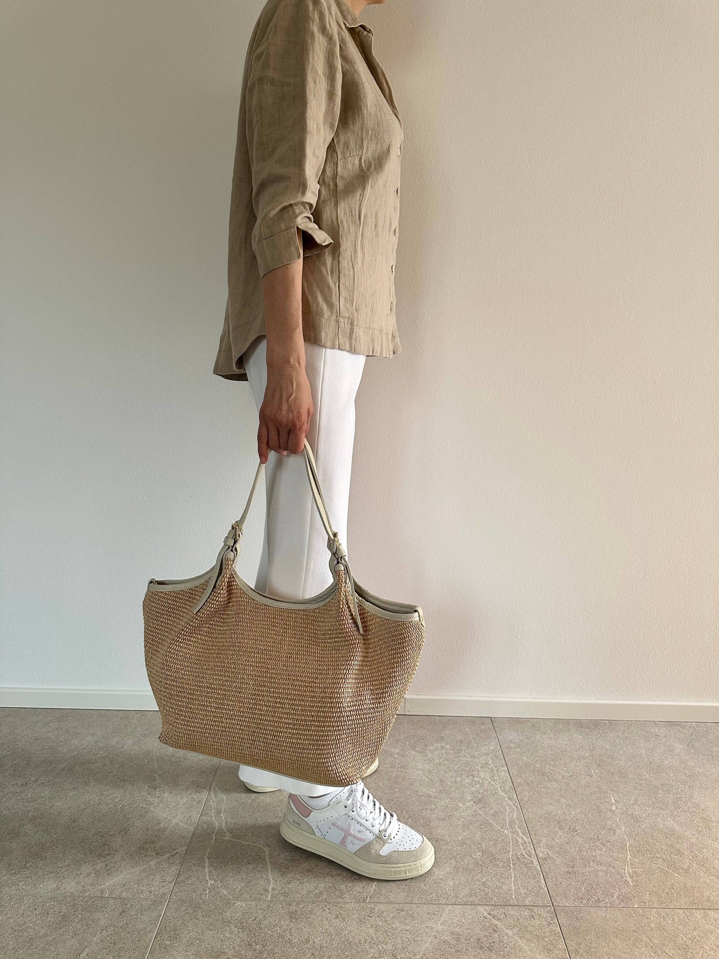 Sac à bandoulière Thaï en raphia et cuir véritable: Noir