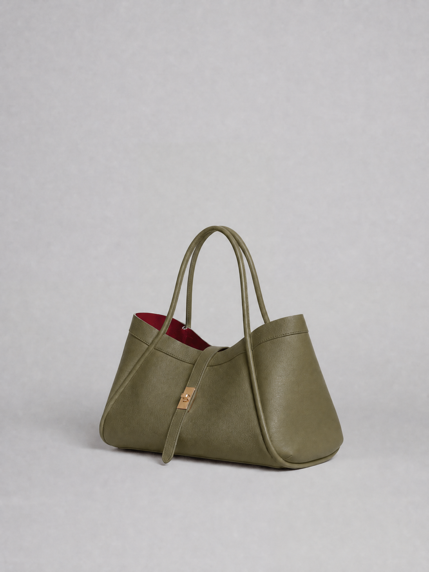 Le sac en cuir de taille moyenne allie élégance et praticité 34x20x15