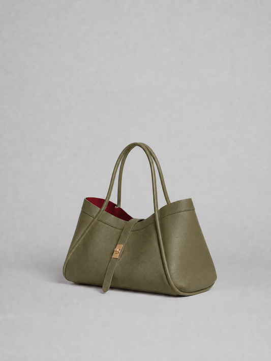 Le sac en cuir de taille moyenne allie élégance et praticité 34x20x15
