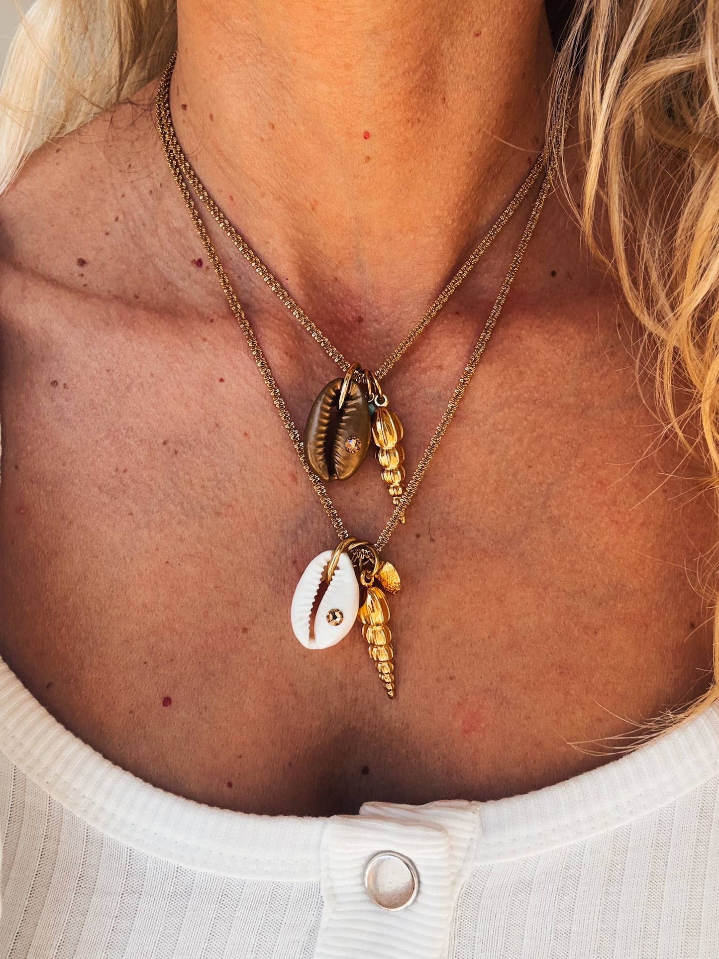 Collier chaîne fine dorée avec pendentifs coquillages d'été: Blanc