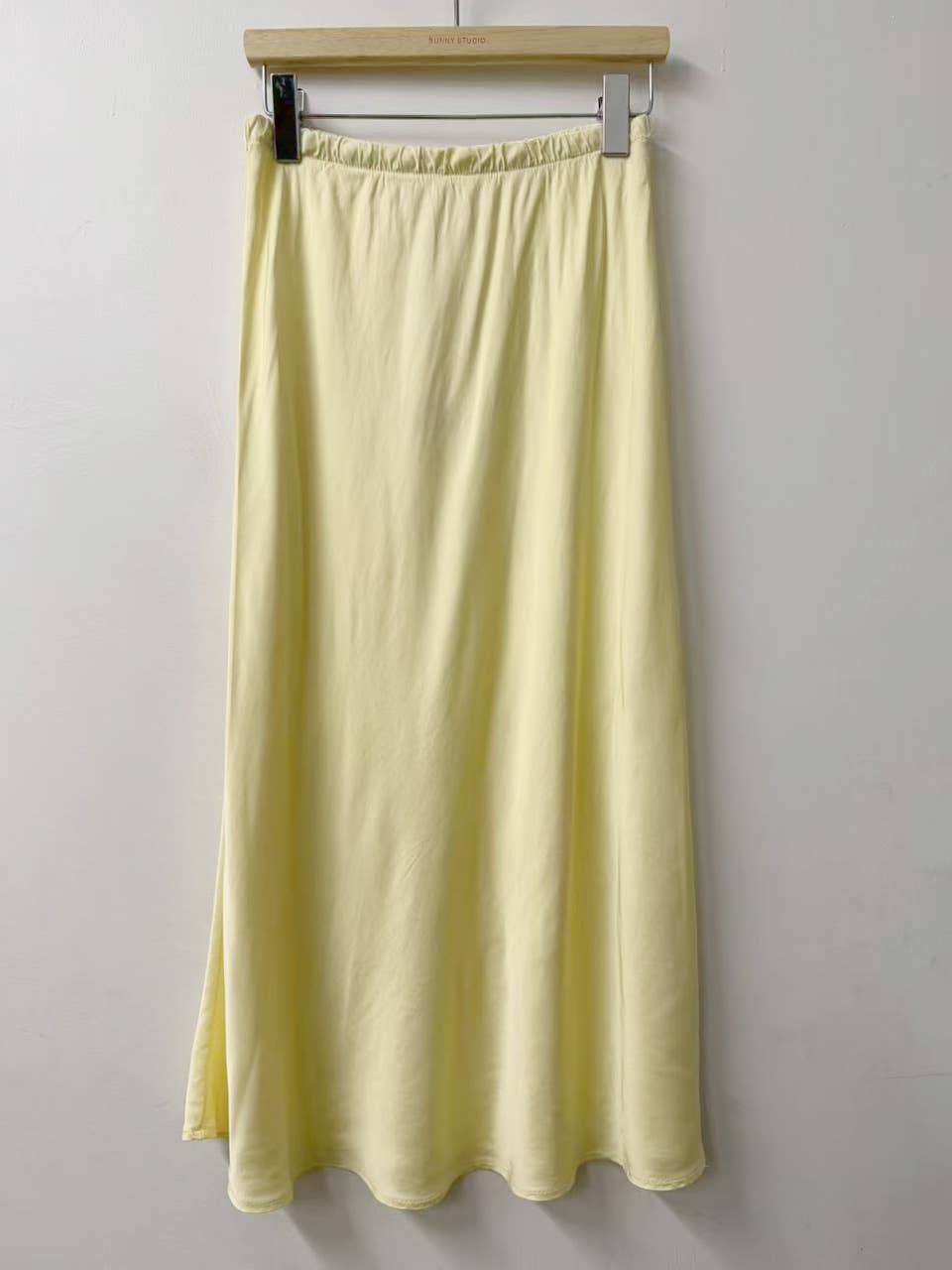 Jupe satin mi-longue évasée