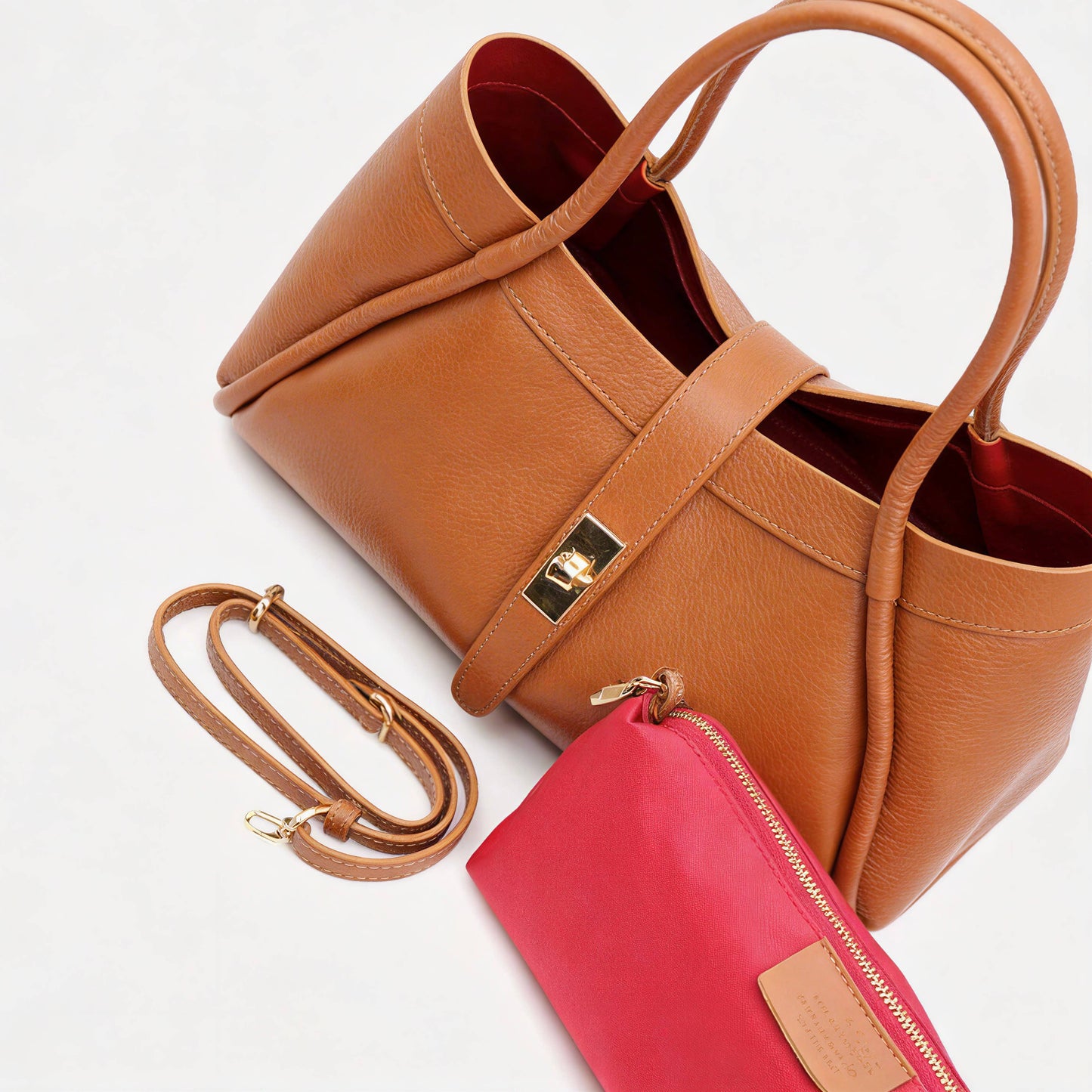 Le sac en cuir de taille moyenne allie élégance et praticité 34x20x15