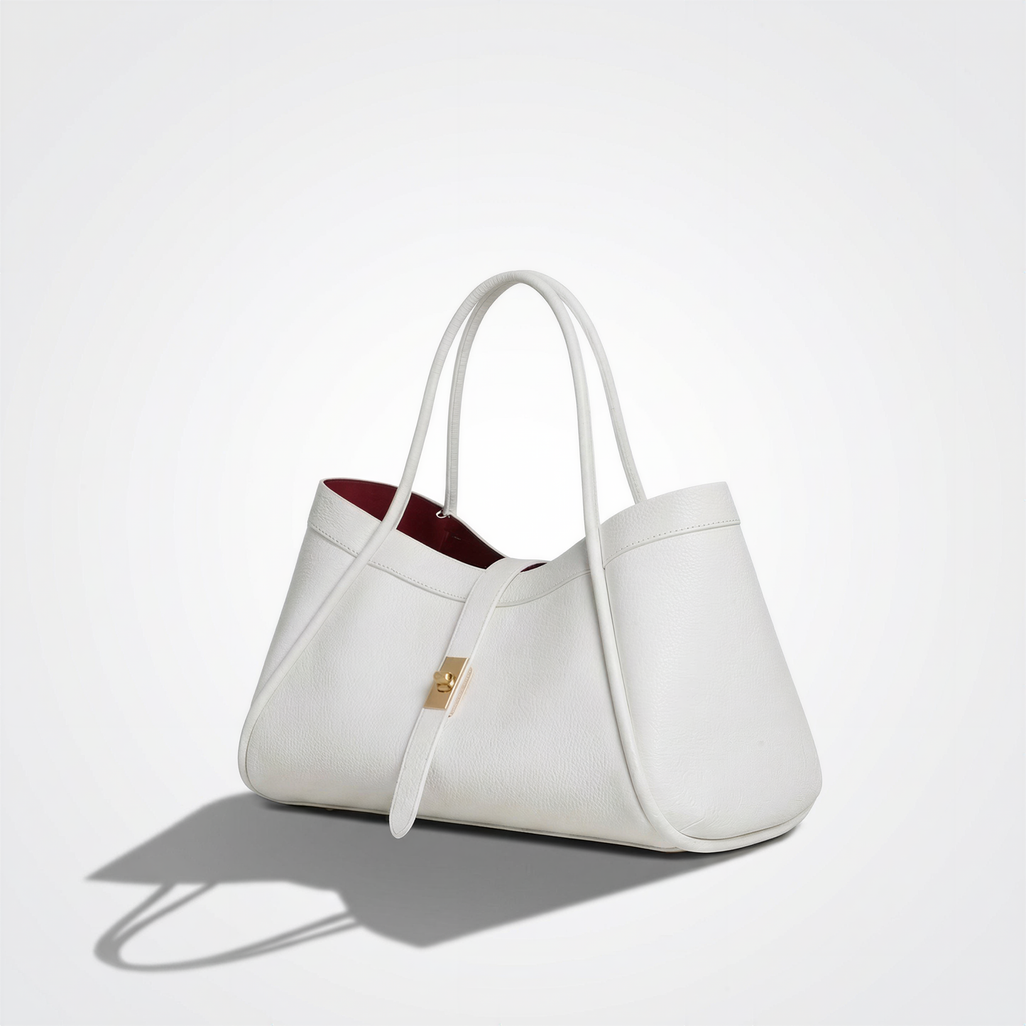 Le sac en cuir de taille moyenne allie élégance et praticité 34x20x15