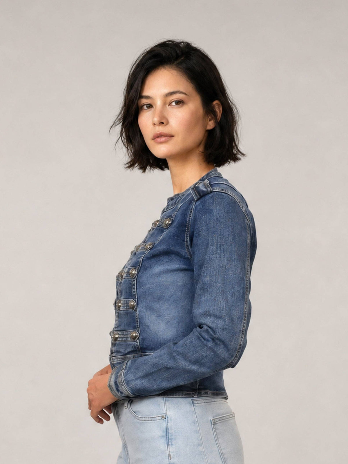 Veste en jean à boutons officier.