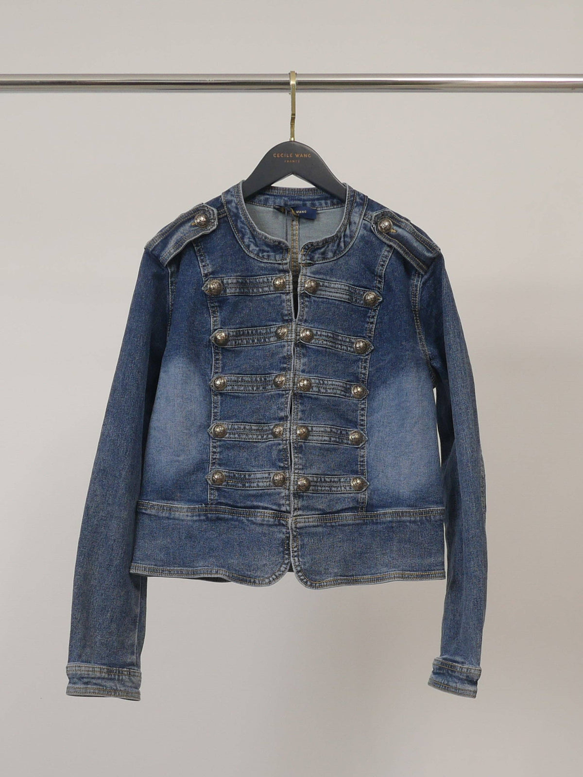 Veste en jean à boutons officier.
