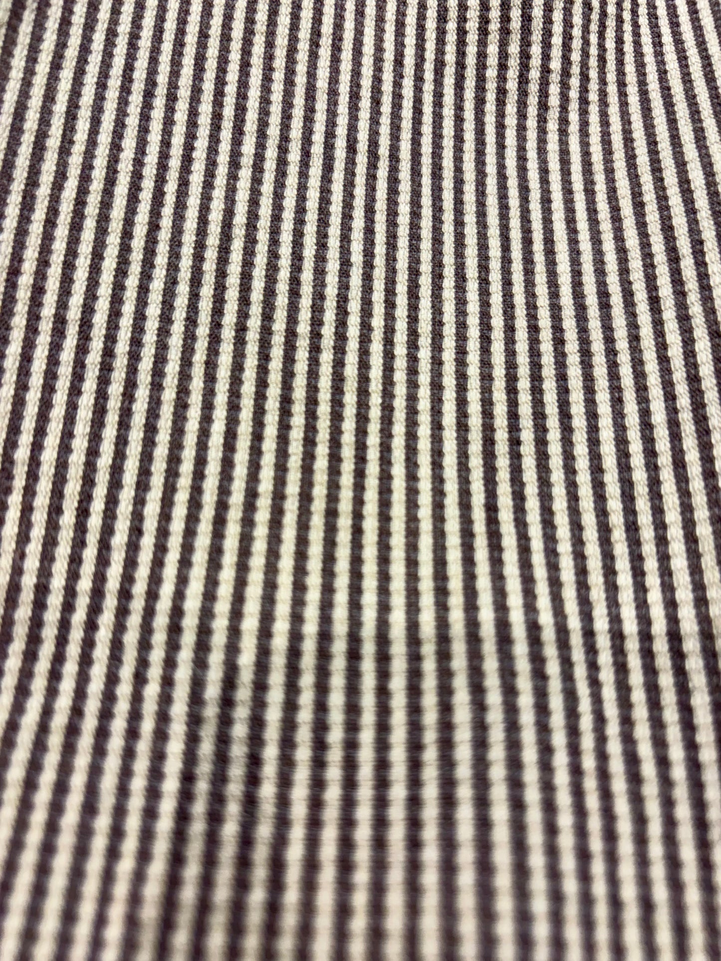 Pantalon à rayure beige et chocolat.